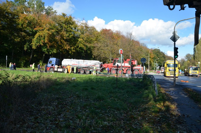 VU Tanklastzug umgestuerzt Huerth Industriestr P457.JPG